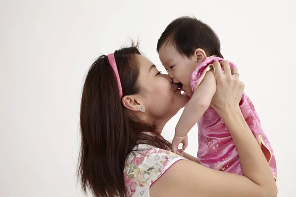 Chinese Mother Hugging Her Daughter Baby — Stock Photo, Image