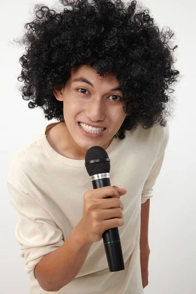 Kablosuz mikrofon tutan ve şarkı bir adam 