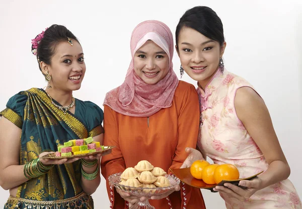 şekerler, bahulu ve portakal ile Malezya kızlar plaka tutarak doldur