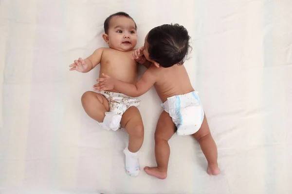 Dos Bebés Malayos Juntos Posando Estudio — Foto de Stock