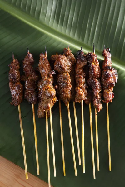 Malezya gıda satay üstten görünüm muz yaprak üzerinde 