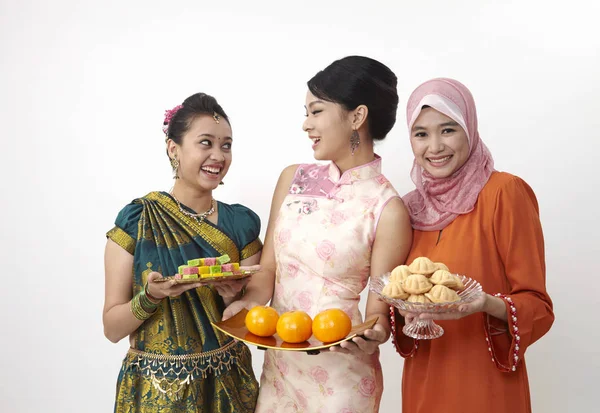 お菓子 Bahulu オレンジでプレートを保持しているマレーシアの女の子がいっぱい — ストック写真