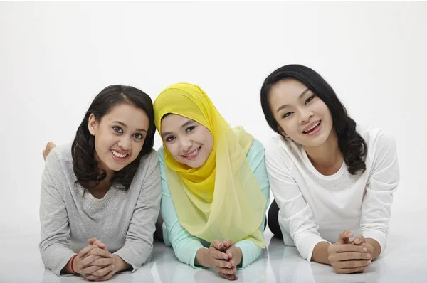 Třemi Multi Rasy Malajské Uspořádat Řadě — Stock fotografie