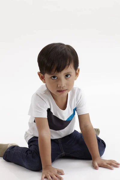 Portret Chłopca Malajski Około Roku Życia Siedzi — Zdjęcie stockowe