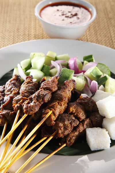 Malezya gıda satay salatalık ve keupat ile plaka üzerinde
