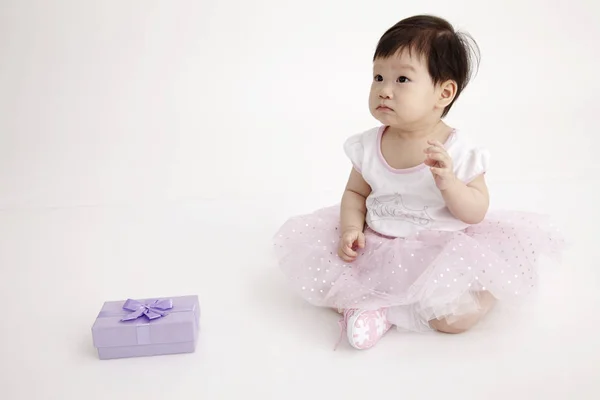 Китайский Ребенок Носить Вечернее Платье Фиолетовой Подарочной Коробки — стоковое фото