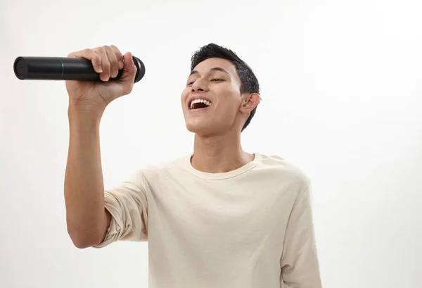 Hombre Sosteniendo Micrófono Inalámbrico Cantando — Foto de Stock