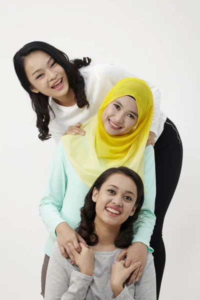 Tři Multi Rasy Malajské Ženy Představují Studio — Stock fotografie