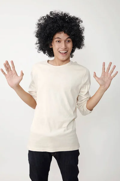 Malayo Adolescente Usando Divertido Peluca Posando Estudio — Foto de Stock