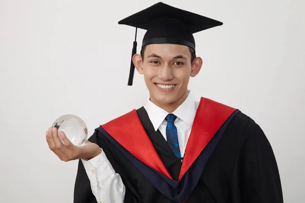 Malay Genç Mezun Öğrenci Bir Küre Tutan — Stok fotoğraf