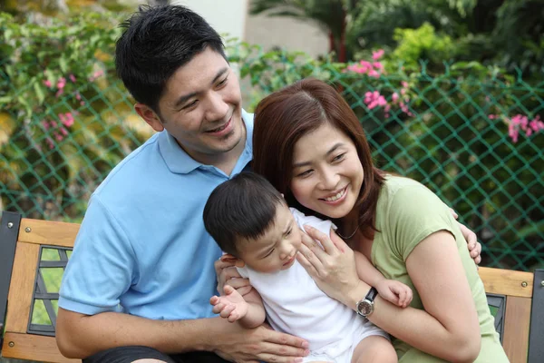 mutlu üst denemek onların bebek adamı neşelendirmeye