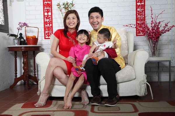 Familia China Sentada Sofá Con Decoración Año Nuevo Chino —  Fotos de Stock