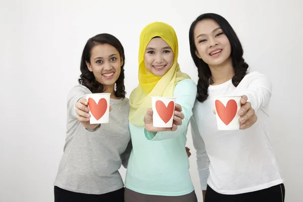 Zaměřit Pohár Lásky Která Drží Malajské Ženy — Stock fotografie