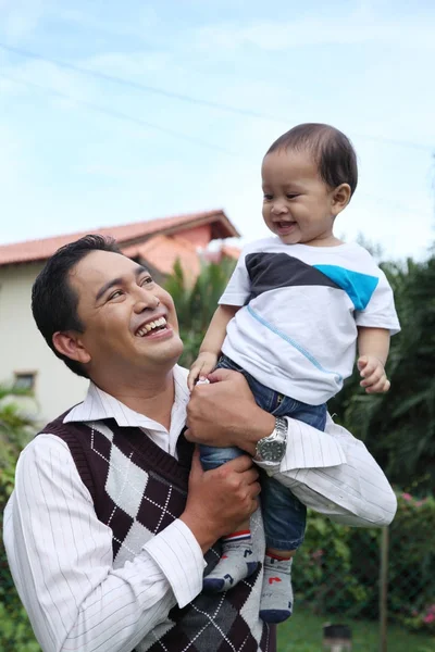 Pai Família Com Criança Parque — Fotografia de Stock