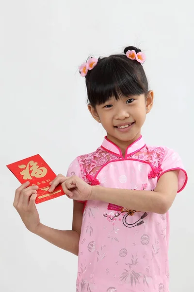 Chińska Dziewczyna Trzyma Czerwoną Kopertę Ang Pao — Zdjęcie stockowe