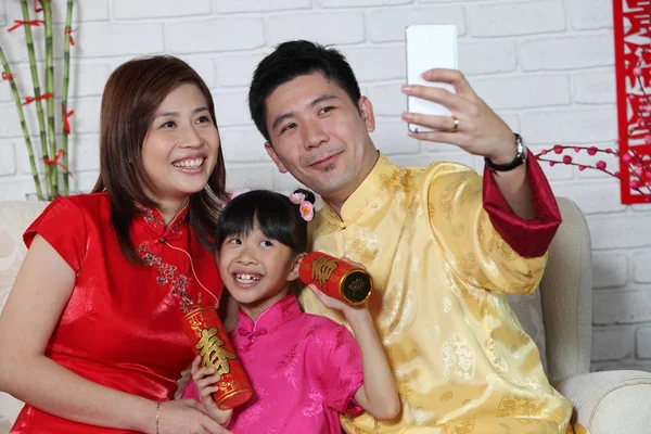 Familia China Sentada Sofá Con Decoración Año Nuevo Chino —  Fotos de Stock