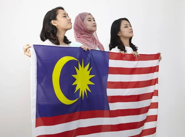 Malaysiska Flickor Håller Stor Flagga Poserar Studio — Stockfoto