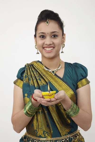 Mujer Con Saree Sosteniendo Una Lámpara Aceite Amarillo —  Fotos de Stock