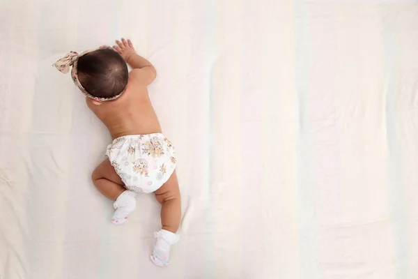 Вид Сверху Малайского Младенца Который Собирается Ползать — стоковое фото