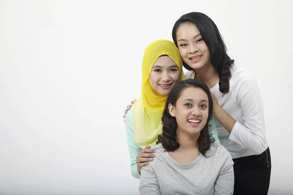 Três Multi Racial Mulheres Malaias Posando Estúdio — Fotografia de Stock