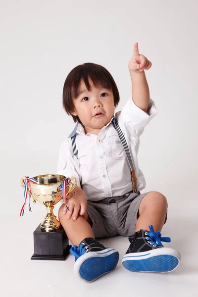Chinese Jongen Met Gouden Trofee — Stockfoto