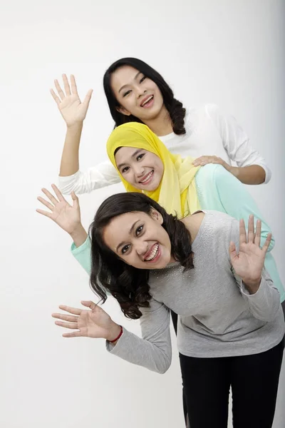 Três Multi Racial Malaysian Fingir Espreitar Partir Uma Parede — Fotografia de Stock