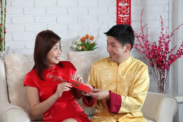Pareja China Sentada Sofá Con Saludo Chino Decoración Del Año — Foto de Stock