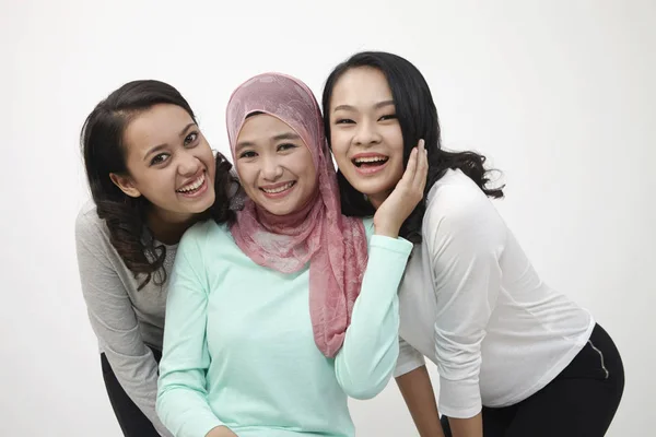 Tres Chicas Malasiáticas Posando Estudio — Foto de Stock