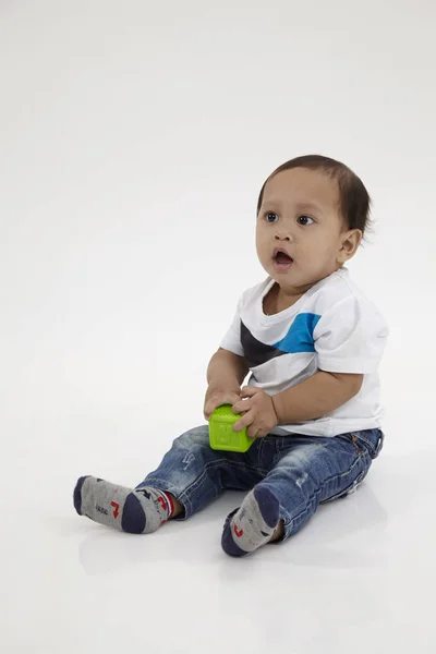 Bebé Jugando Con Cubo Del Alfabeto — Foto de Stock