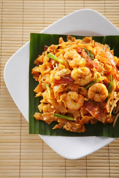 Malezya ünlü gıda Penang kuey teow kare plaka üzerinde kızarmış