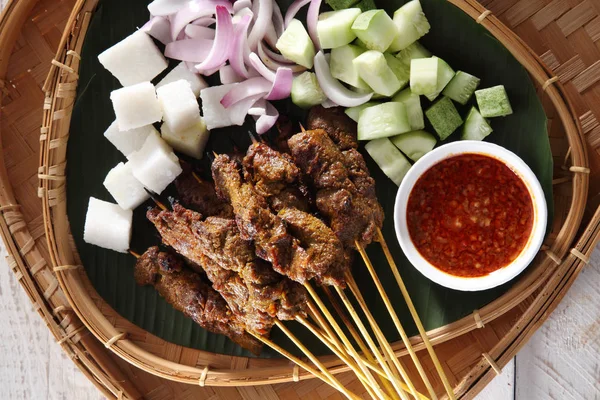 Malezya ünlü gıda satay bambu sepet salatalık ve keupat üzerinde