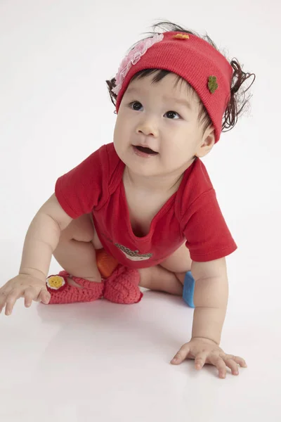 Gros Plan Bébé Chinois Avec Une Bande Cheveux Rouges — Photo