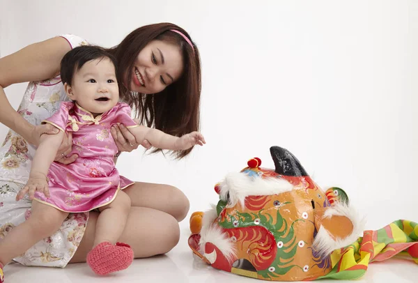 Anne ve kızı aslan kostümü ile oynamak