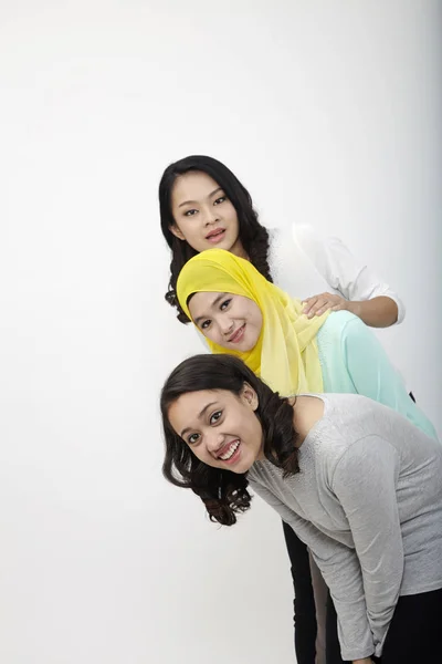 Três Multi Racial Malaysian Fingir Espreitar Partir Uma Parede — Fotografia de Stock