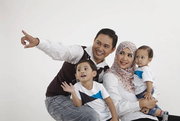 Família Quatro Olhando Para Lado — Fotografia de Stock