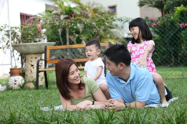 evinin önünde oynarken aile