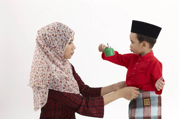 Malay Mulher Sdjusting Seu Filho Baju Raya — Fotografia de Stock