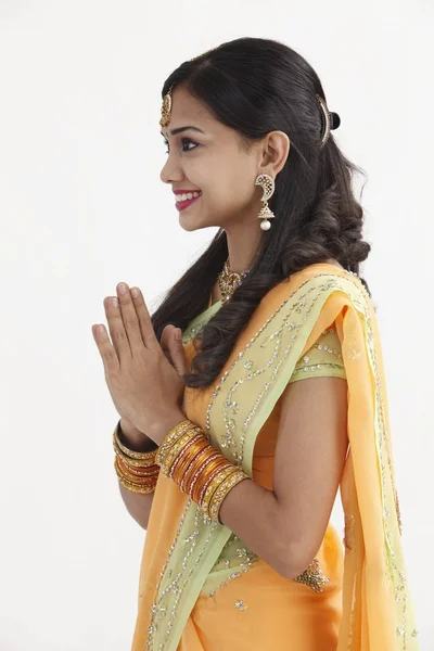 Индийская Женщина Гламурной Традиционной Одежде Приветствие — стоковое фото