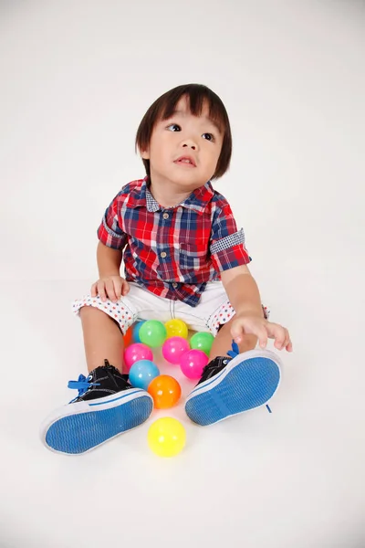 Chino Chico Sentado Jugando Con Juguetes — Foto de Stock