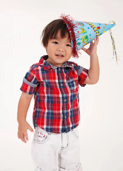 Chino Chico Ajustando Sombrero — Foto de Stock