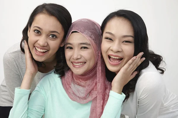 Três Meninas Malasiáticas Posando Estúdio — Fotografia de Stock