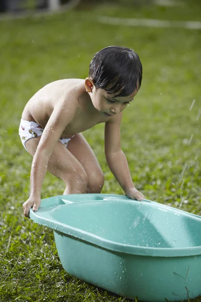 Malay çocuk çekerek küçük küvet 