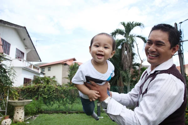 Padre Familia Con Niño Parque — Foto de Stock