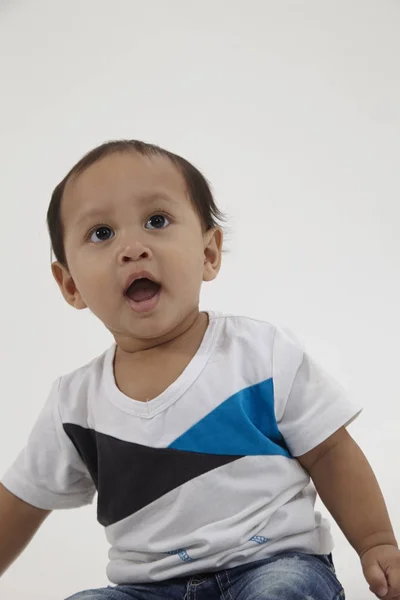 Потрайт Малайского Младенца Смотрит Вверх — стоковое фото