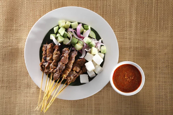 Malezya gıda satay üstten görünüm salatalık ve keupat plaka üzerinde