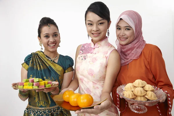 şekerler, bahulu ve portakal ile Malezya kızlar plaka tutarak doldur