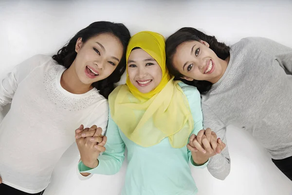 Tiga Wanita Malaysia Multi Rasial Berpose Studio — Stok Foto