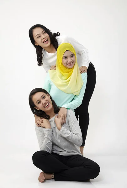 Tiga Wanita Malaysia Multi Rasial Berpose Studio — Stok Foto