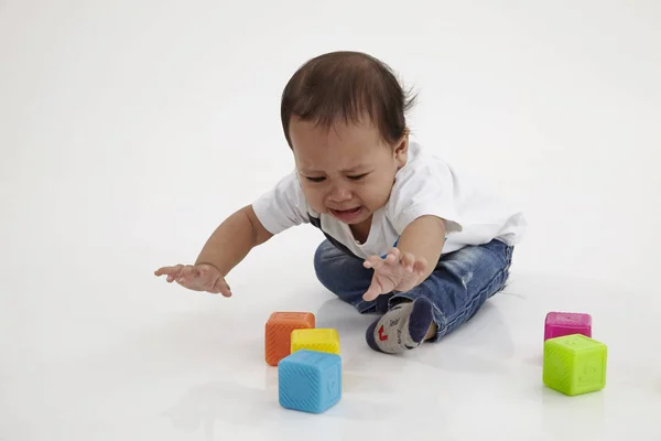 Bébé Jouant Avec Alphabet Cube — Photo