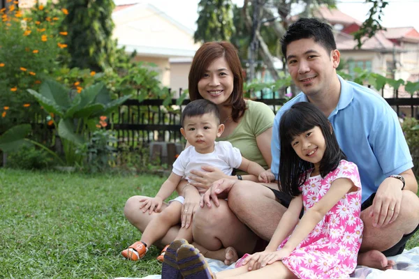 evin dışarı 4'te Çinli ailesi